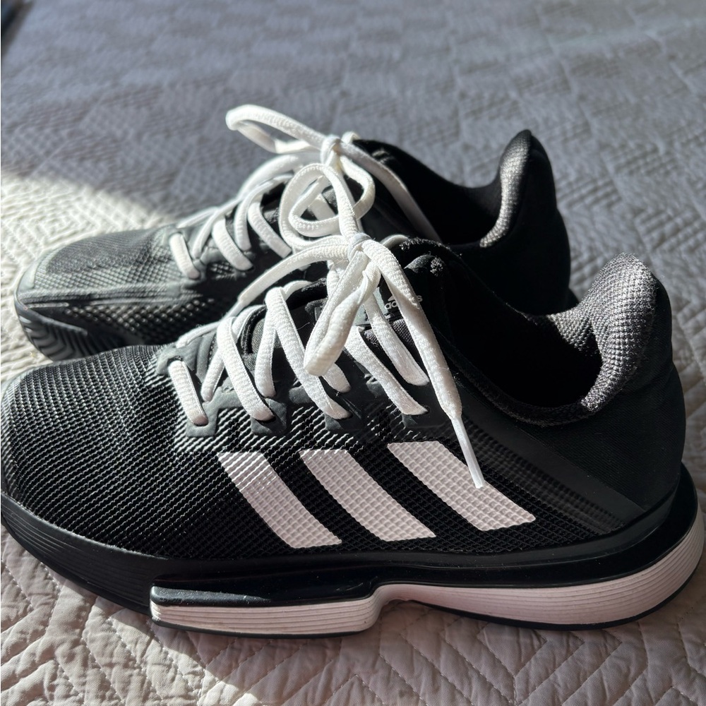 Adidas Bounce sneakers black and white 

Barely used

Size 6